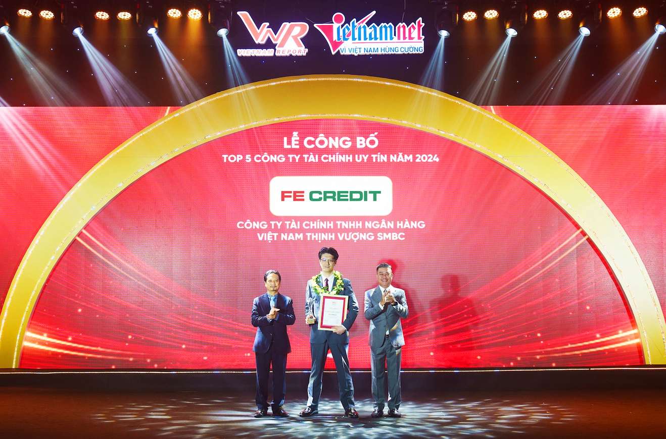 FE CREDIT vinh dự nhận giải thưởng Top 5 Công ty Uy tín ngành Tài chính năm 2024 cho nhóm Công ty Tài chính từ Vietnam Report. Ảnh: FE CREDIT