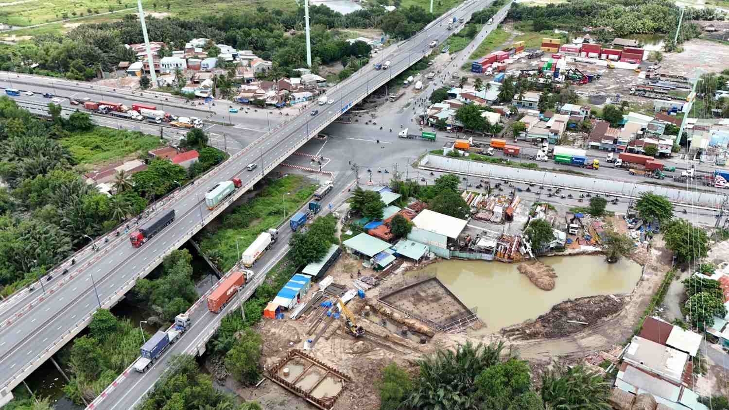 Ky Ha 4 Bridge, part of the My Thuy intersection project, is under construction and waiting for land clearance. Photo: Minh Quan