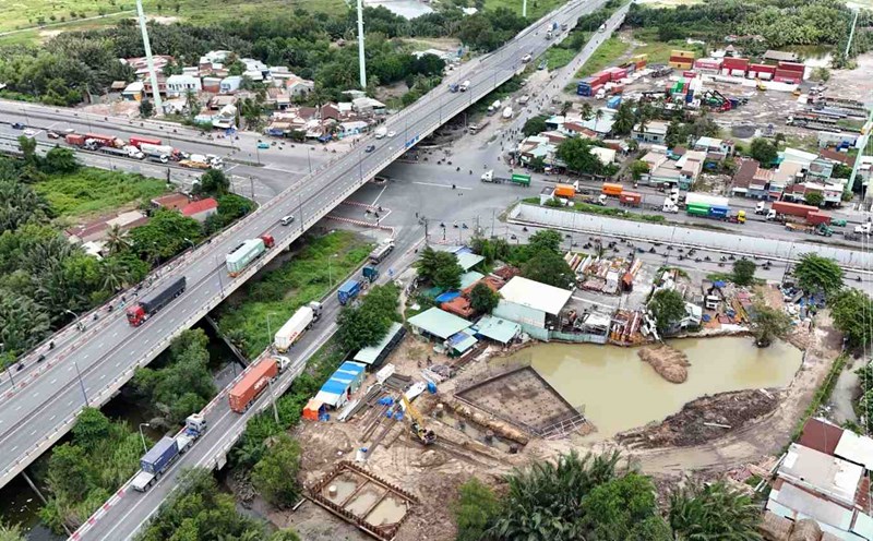 Ky Ha 4 Bridge, part of the My Thuy intersection project, is under construction and waiting for land clearance. Photo: Minh Quan
