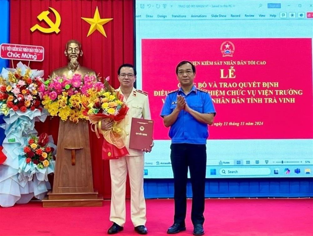 Handing over the decision to transfer and appoint personnel to the position of Chief Prosecutor of Tra Vinh Provincial People's Procuracy. Photo: Supreme People's Procuracy