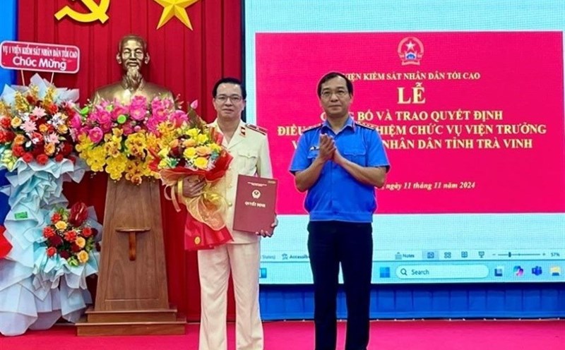 Handing over the decision to transfer and appoint personnel to the position of Chief Prosecutor of Tra Vinh Provincial People's Procuracy. Photo: Supreme People's Procuracy