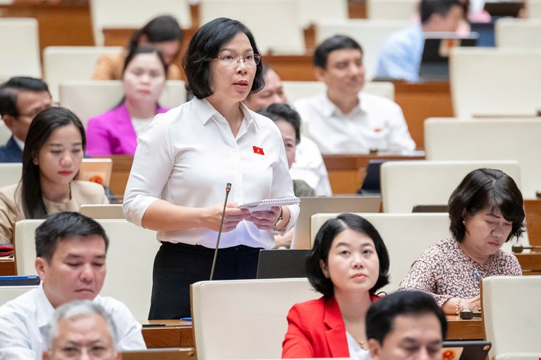 Delegate Tran Thi Thanh Lam (National Assembly Delegation of Ben Tre Province) questioned the Minister of Information and Communications about the situation of false information and false advertising on cyberspace. Photo: National Assembly