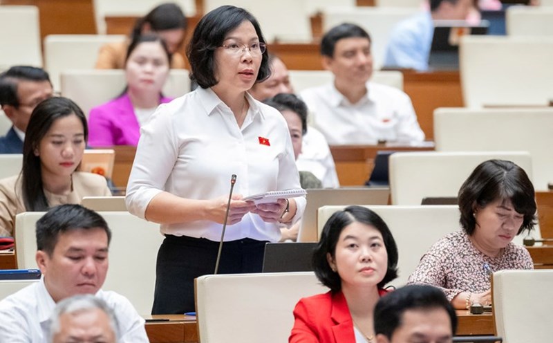 Delegate Tran Thi Thanh Lam (National Assembly Delegation of Ben Tre Province) questioned the Minister of Information and Communications about the situation of false information and false advertising on cyberspace. Photo: National Assembly