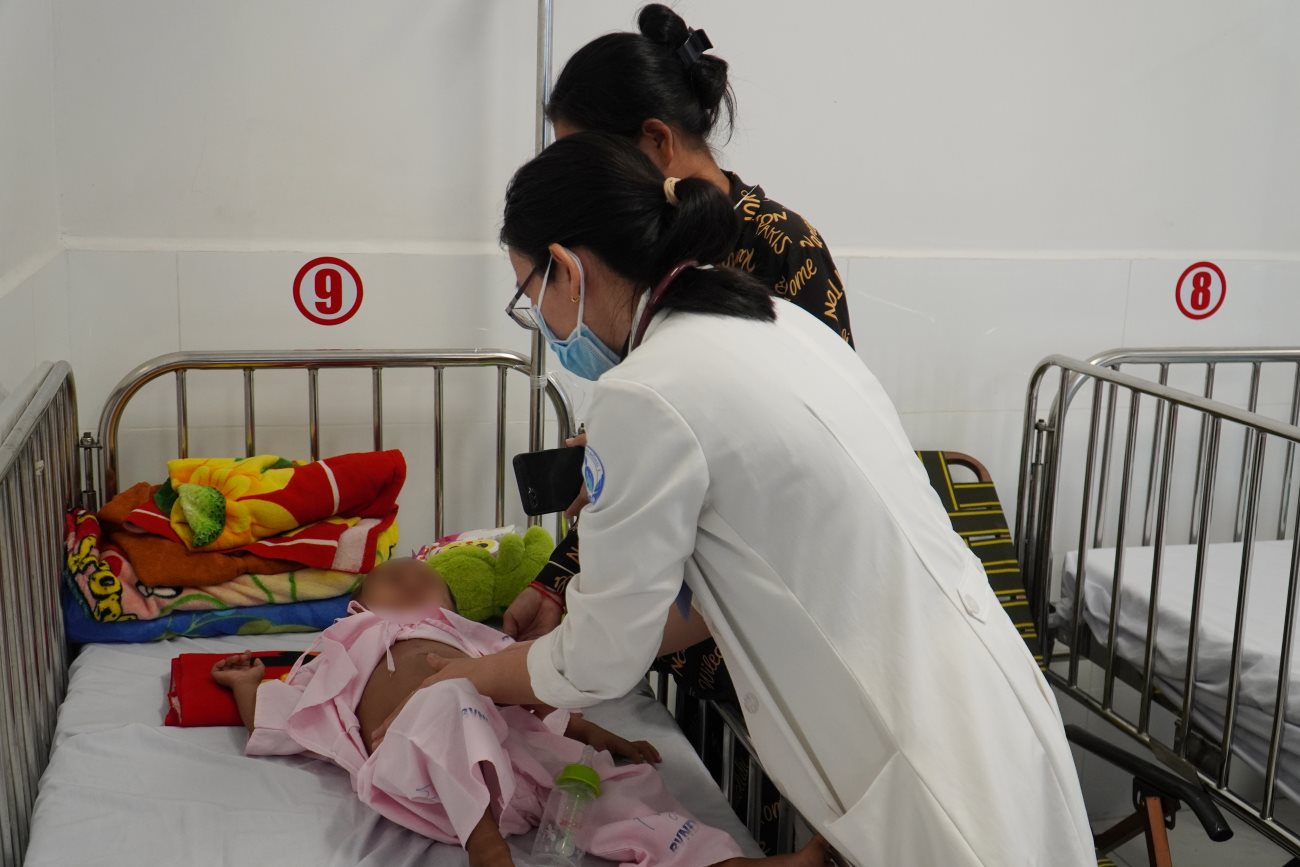 Saving a Cambodian child with left atrial septum and severe pulmonary hypertension. Photo: Ngoc Le