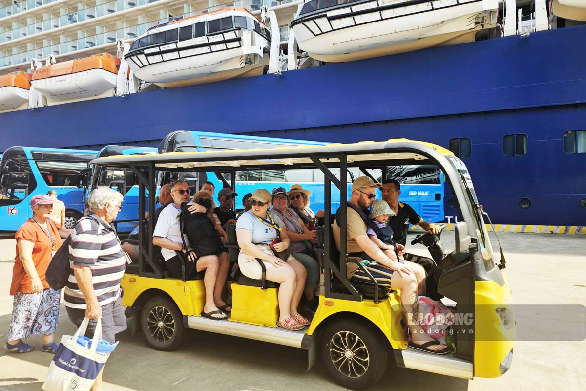The day after docking, several tourist groups traveled to tourist attractions in Ha Long City by electric car. Photo: Doan Hung
