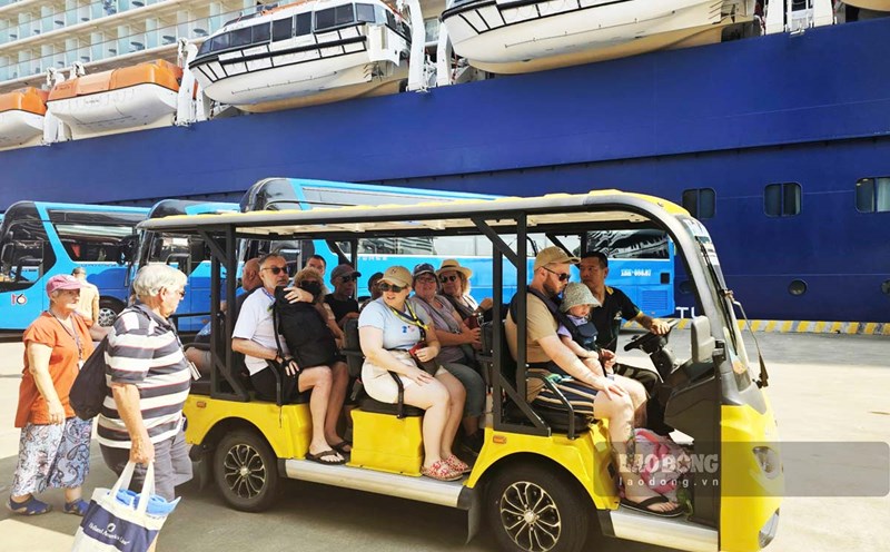 The day after docking, several tourist groups traveled to tourist attractions in Ha Long City by electric car. Photo: Doan Hung
