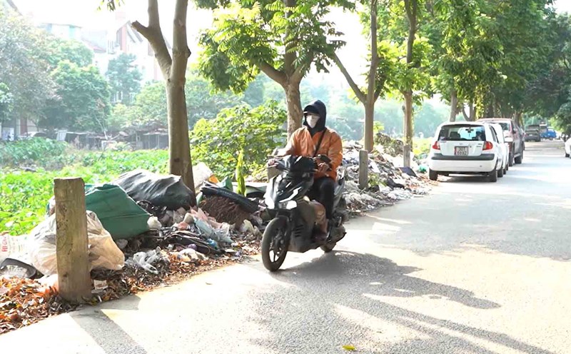 The banks of Ngoi pond (Nam Tu Liem, Hanoi) are full of trash after 3 months of cleaning. Photo: Phu Den