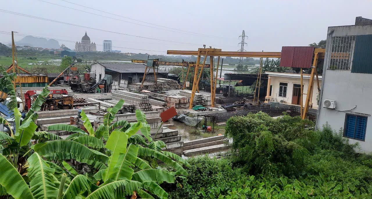 UBND huyện Gia Viễn chỉ đạo kiểm điểm, xử lý trách nhiệm và khắc phục hậu quả đối với những sai phạm trong việc cho thuê đất làm cơ sở đúc cọc bêtông gây ô nhiễm tại xã Gia Xuân. Ảnh: Nguyễn Trường