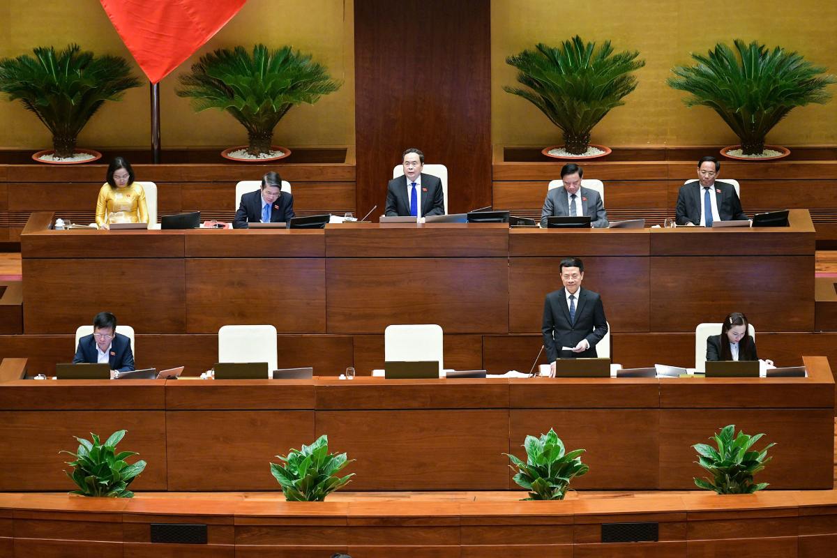 Minister of Information and Communications Nguyen Manh Hung answers questions about press activities. Photo: Pham Thang