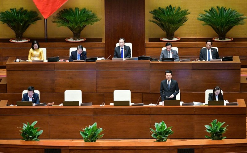 Minister of Information and Communications Nguyen Manh Hung answers questions about press activities. Photo: Pham Thang