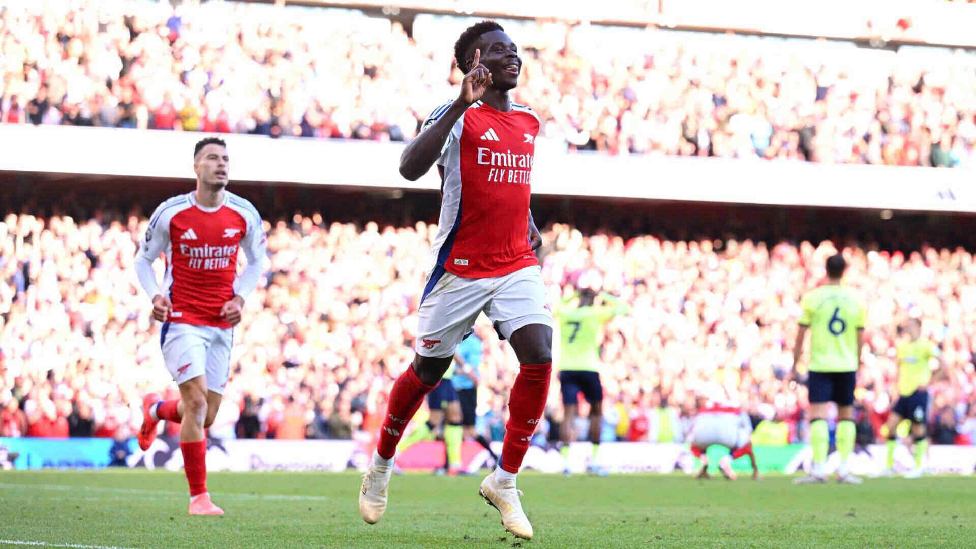 Bukayo Saka cua Arsenal rut lui khoi tuyen Anh vi chan thuong.  Anh: ARS