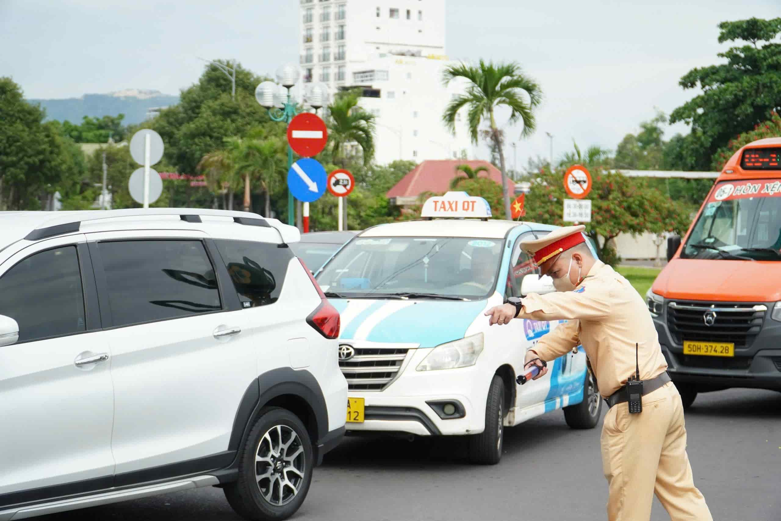 Traffic police forces have been increased to regulate traffic during the end of the year in Nha Trang. Photo: Huu Long