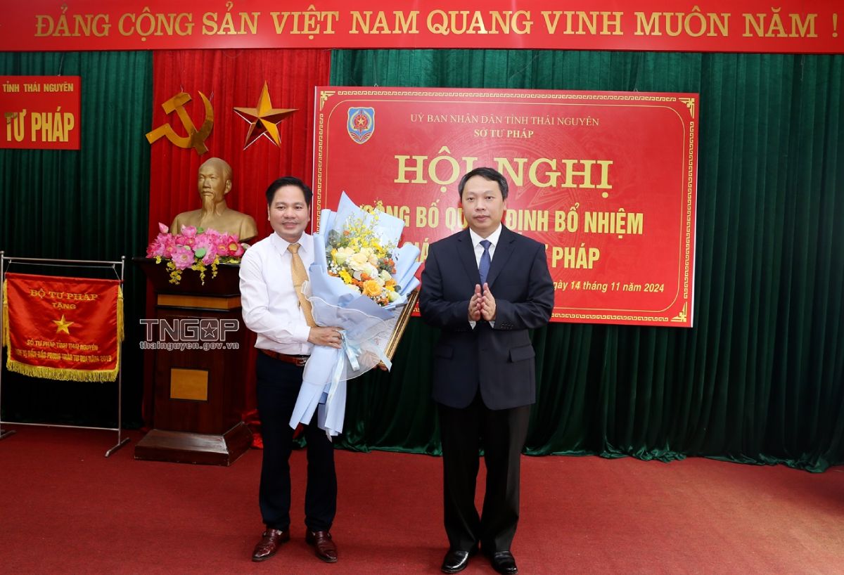 Chairman of Thai Nguyen Provincial People's Committee presents decision on transfer and appointment of Director of Department of Justice. Photo: thainguyen.gov.vn