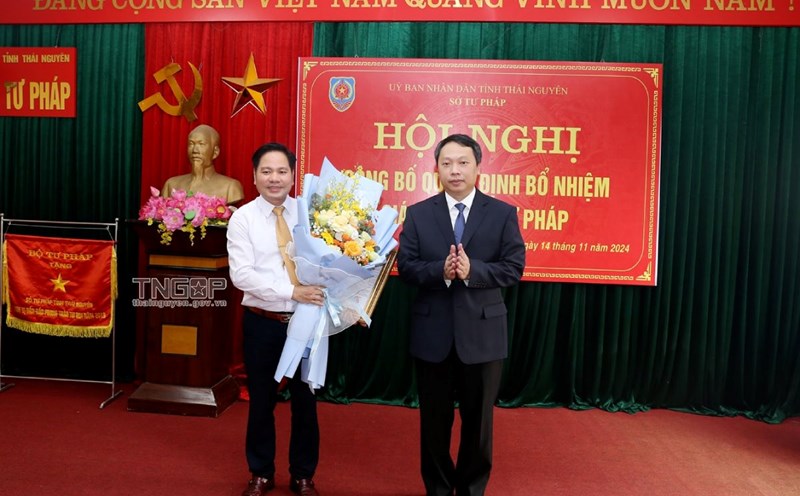Chairman of Thai Nguyen Provincial People's Committee presents decision on transfer and appointment of Director of Department of Justice. Photo: thainguyen.gov.vn