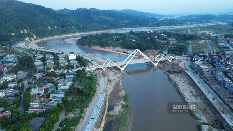 Cau Phu Thinh duoc lay y tuong tu day Ngu Chi Son (5 ngon nui, duoc coi la de nhat hung son Tay Bac thuoc day Hoang Lien Son) va dinh Fansipan. Cay cau co tong chieu dai 250,2 m, gom 5 nhip, trong do, cac nhip la dam lien tuc bang be tong cot thep du ung luc thi cong theo phuong phap duc hang can bang va duc tai cho. Cong trinh co tong muc dau tu 450 ti dong va sau khi hoan thanh, se gop phan khai thac hieu qua quy dat phia ta ngan song Hong.