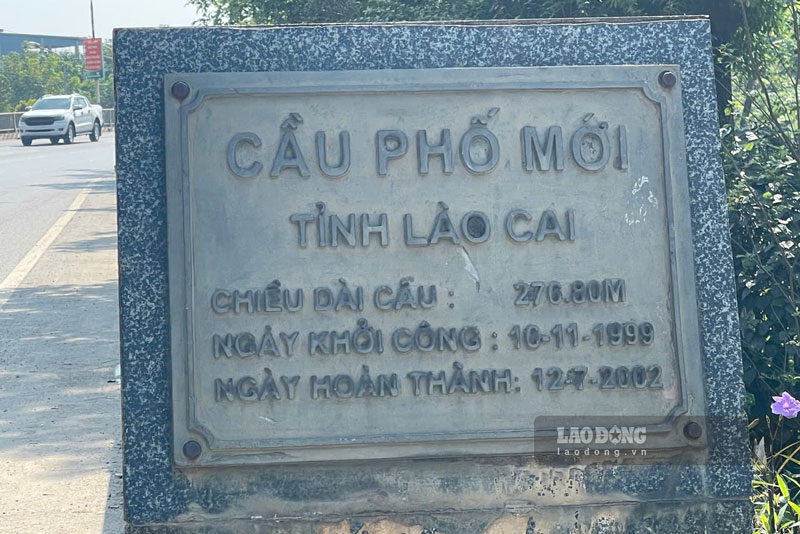 Nam 2002, cau Pho Moi duoc khanh thanh dua vao su dung, cach cau Coc Leu khoang 2,5km ve phia ha du. Cau co chieu dai 276m, voi tong gia tri dau tu xay dung gan 59 ti dong. 