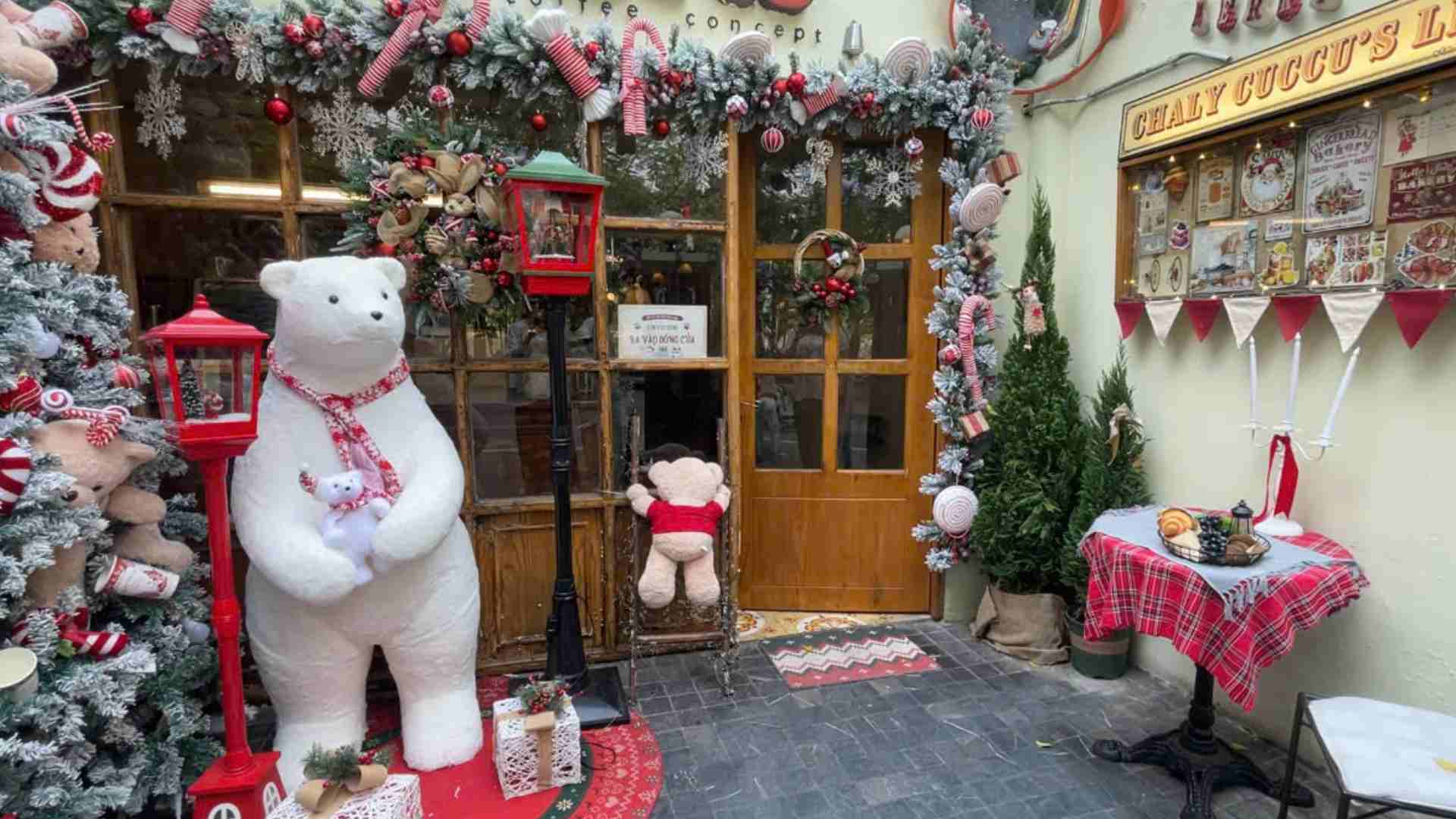 The cafe is decorated like a European winter scene. Photo: Thuy Linh