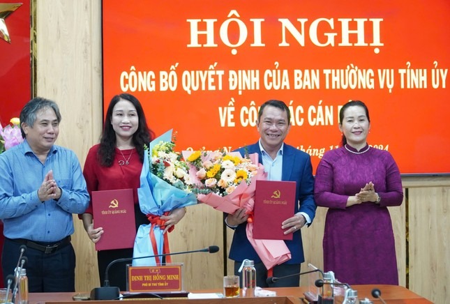 Presenting the decision of the Standing Committee of Quang Ngai Provincial Party Committee on the transfer and appointment of Mr. Vo Van Dong and Ms. Vo Thi Tuyet Nhung. Photo: Nguyen Ngoc
