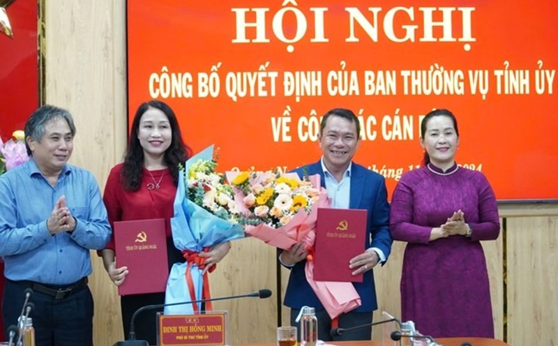 Presenting the decision of the Standing Committee of Quang Ngai Provincial Party Committee on the transfer and appointment of Mr. Vo Van Dong and Ms. Vo Thi Tuyet Nhung. Photo: Nguyen Ngoc