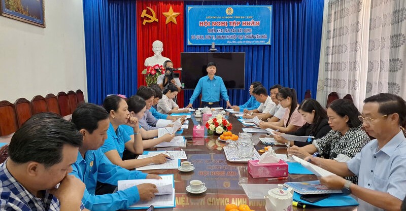 Vice President of Bac Lieu Provincial Labor Federation deploys instructions from Vietnam General Confederation of Labor to delegates. Photo: Nhat Ho