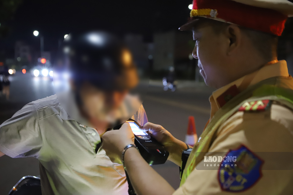 The Traffic Police - Public Order Team of Tuy Hoa City Police (Phu Yen) launched a campaign to inspect and handle violations of alcohol concentration. Photo: Hoai Luan