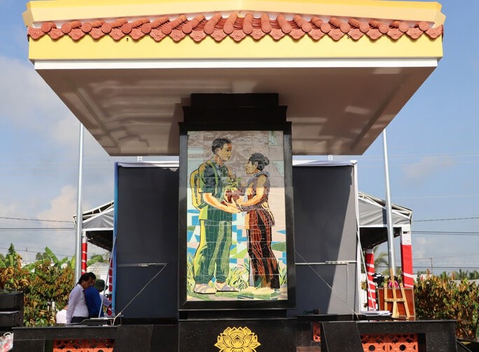 Memorial stele of Uncle Ho with the Southern star apple tree in Ca Mau province. Photo: Nhat Ho