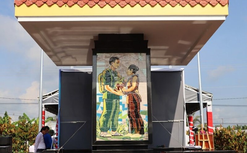 Memorial stele of Uncle Ho with the Southern star apple tree in Ca Mau province. Photo: Nhat Ho