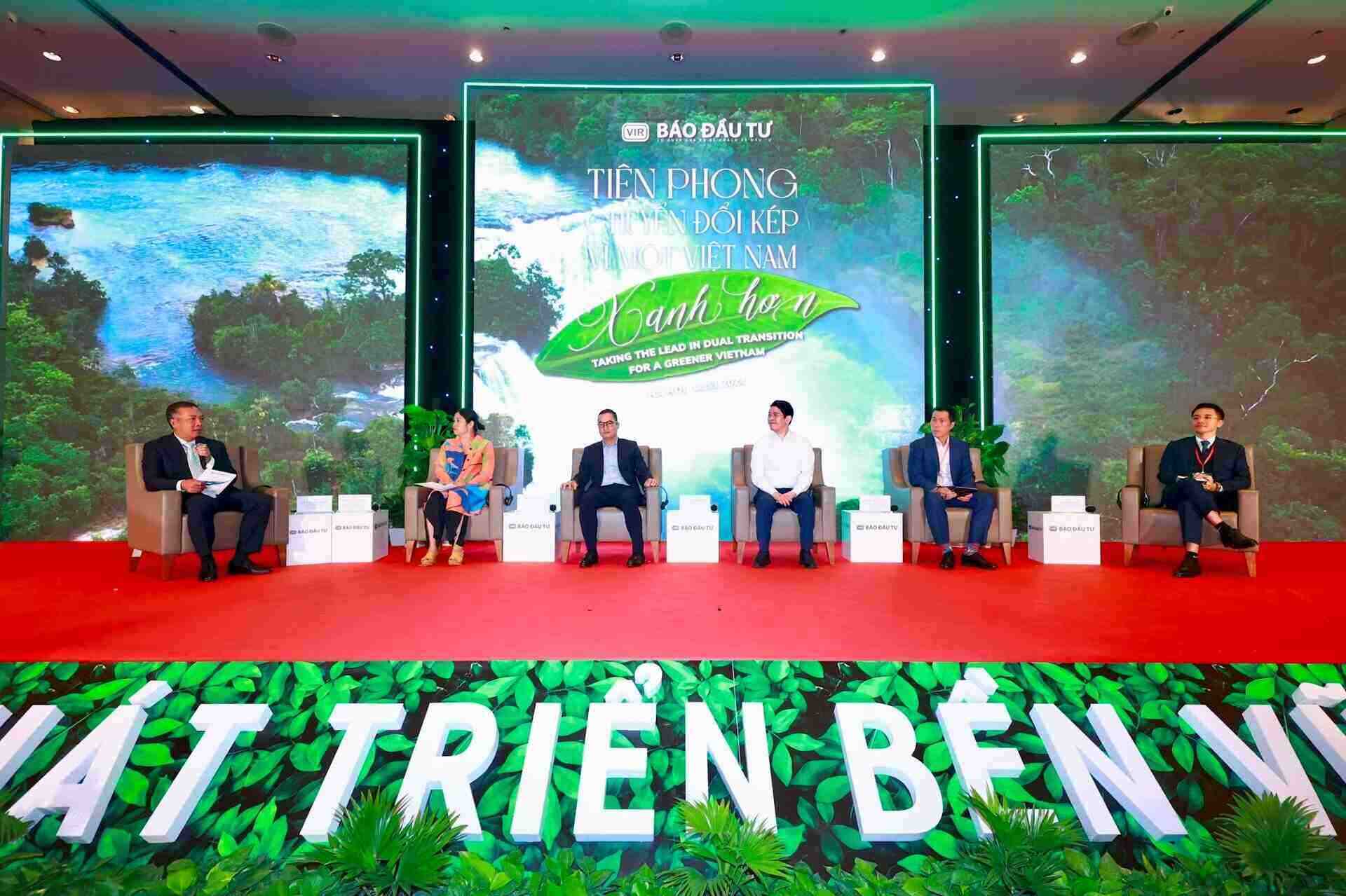 Speakers discuss at the Workshop “Pioneering dual transformation for a greener Vietnam”. Photo: Organizing Committee.