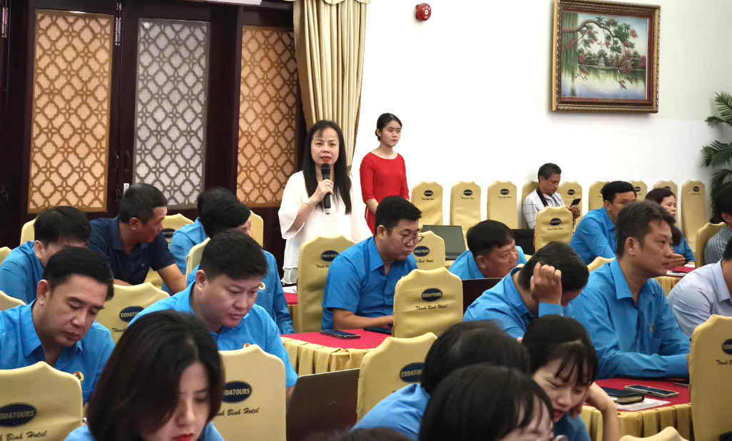 Leaders of the Hanoi City Labor Culture House talk about the work of taking care of the spiritual culture of union members and workers in the capital. Photo: Tuong Minh