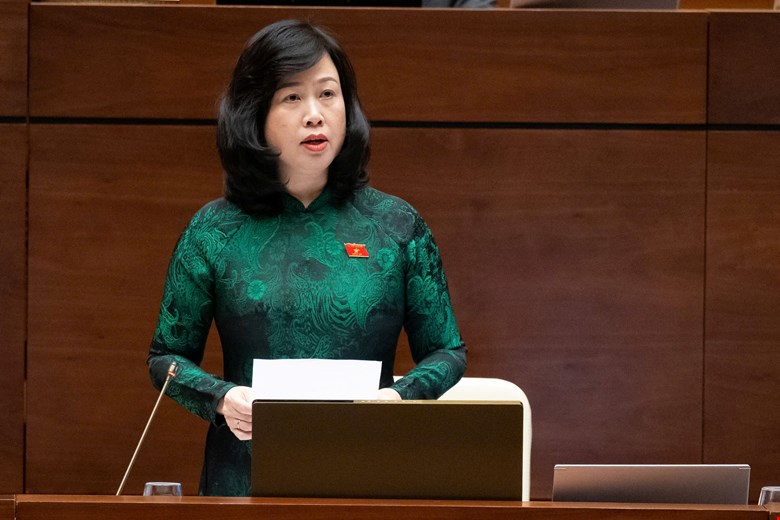 Minister of Health Dao Hong Lan answered questions at the National Assembly, including the proposal to recognize as martyrs medical staff who sacrificed their lives in the fight against epidemics and floods. Photo: National Assembly