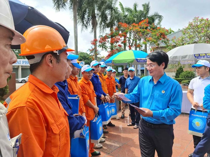 Maritime workers in difficult circumstances will receive financial support from the Trade Union to participate in the "2025 Trade Union Tet Market". Photo: Maritime Trade Union