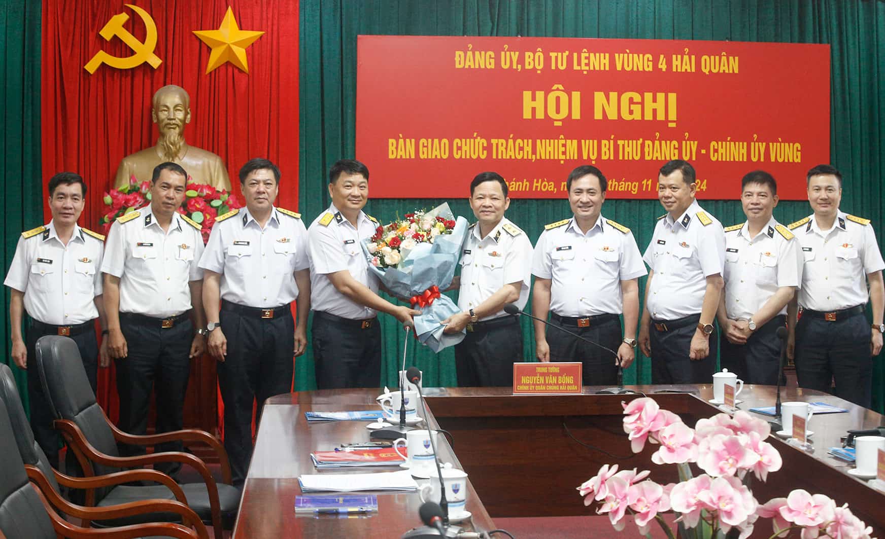 Political Commissar of the Navy presented flowers to congratulate Lieutenant Colonel Bui Xuan Binh. Photo: Minh Tuan