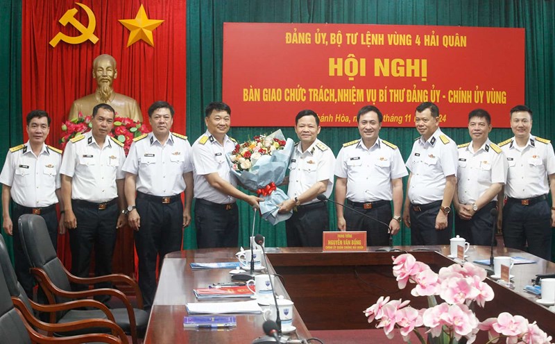 Political Commissar of the Navy presented flowers to congratulate Lieutenant Colonel Bui Xuan Binh. Photo: Minh Tuan