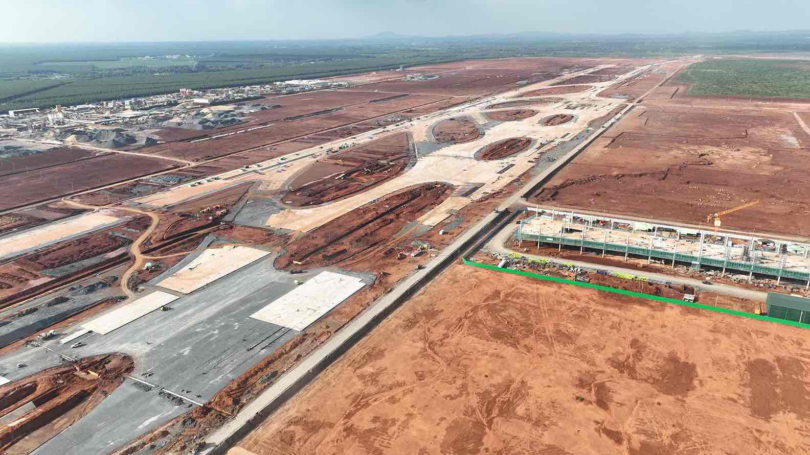 Long Thanh airport runway construction is ahead of schedule. Photo: HAC