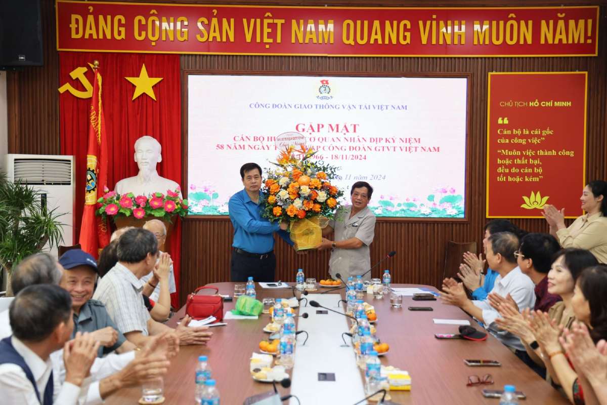 Mr. Doan Van Buu (right) presented flowers to congratulate the Vietnam Transport Trade Union at the meeting. Photo: Transport Trade Union