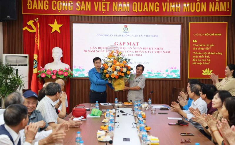 Mr. Doan Van Buu (right) presented flowers to congratulate the Vietnam Transport Trade Union at the meeting. Photo: Transport Trade Union