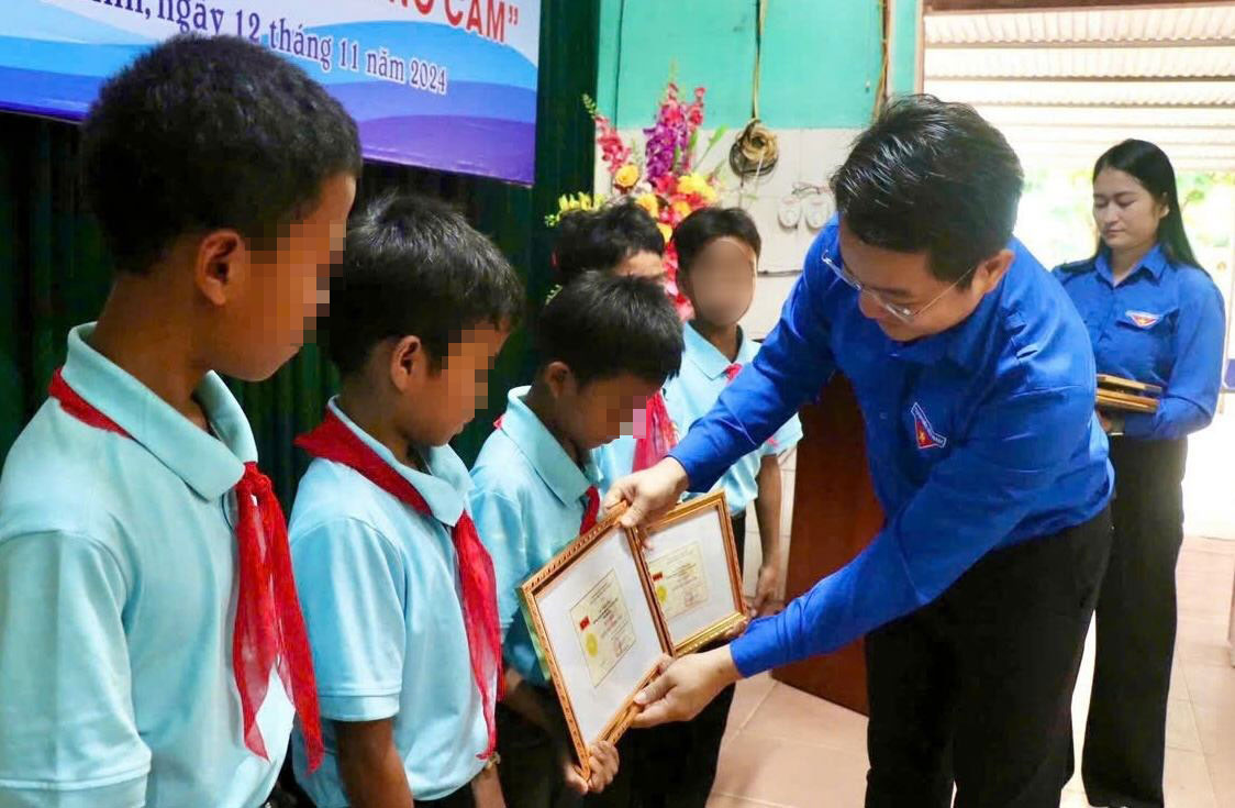 Awarding the Brave Youth Badge to 5 students who jumped into floodwaters to save 2 children. Photo: P. Thanh