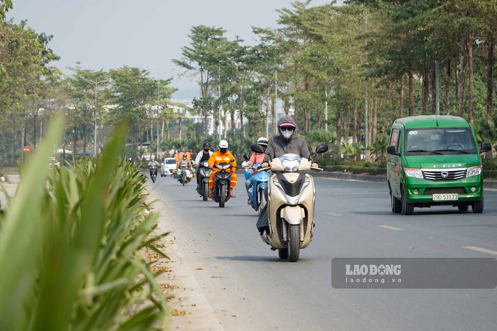 Ngay 12.11, theo ghi nhan cua Lao Dong, khu vuc via he duong Pham Tu (truoc day duoc goi la dai lo Chu Van An) doan qua dia ban cac xa Thanh Liet, Tan Trieu (huyen Thanh Tri) tran ngap rac thai.