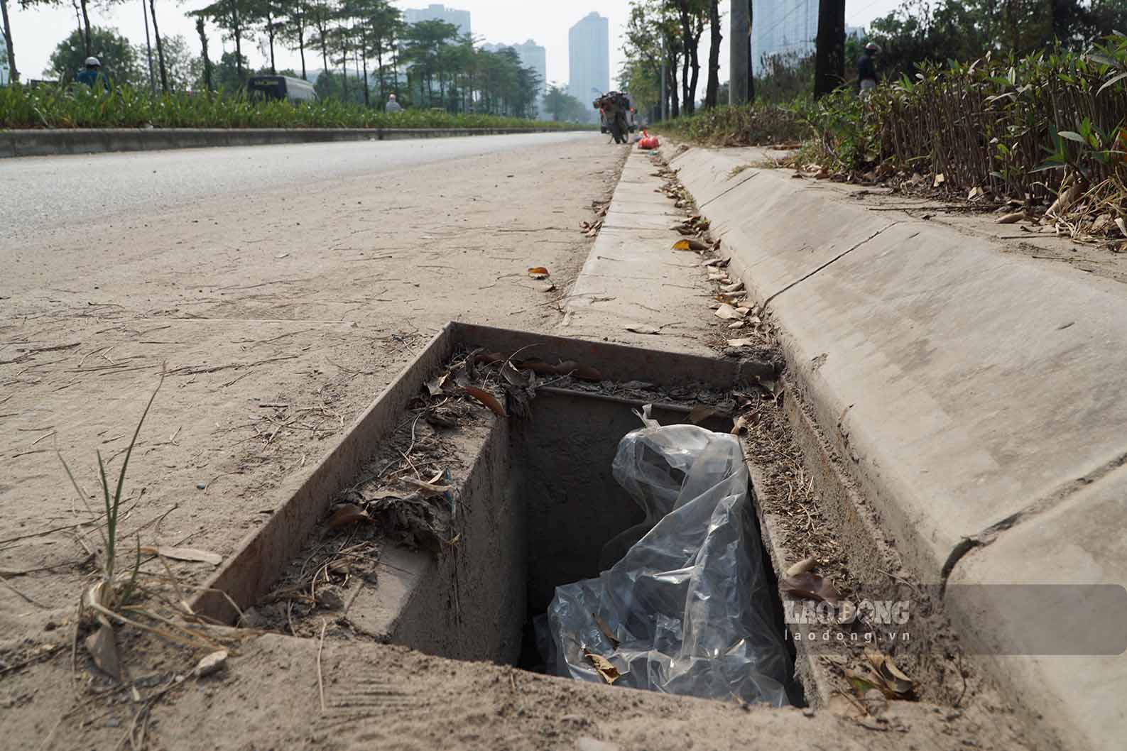 Ve tinh trang nay, ong Nguyen Van Lang - Pho Chu tich xa Tan Trieu (huyen Thanh Tri) – cho biet, mac du da cam bien cam do rac, nhung nhieu nguoi loi dung dem toi, hay luc luong chuc nang khong co mat la co tinh do trom rac ra duong. Do do, ngoai no luc cua cac cap chinh quyen dia phuong, thi y thuc cua nguoi dan rat quan trong.