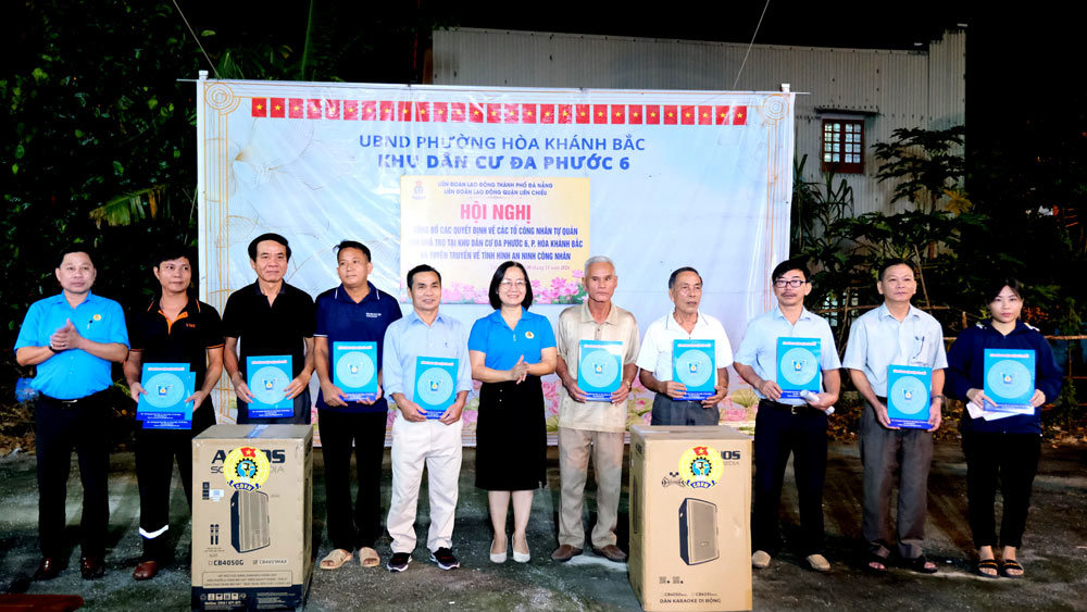 To facilitate the operation of the two newly established self-managed workers' groups in the dormitory area, the Da Nang City Labor Federation donated two portable audio systems. Photo: Tra Van