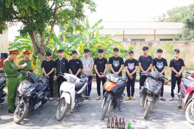 Cơ quan Công an lấy lời khai các đối tượng và tang vật vụ án. Ảnh: Công an Hà Nam
