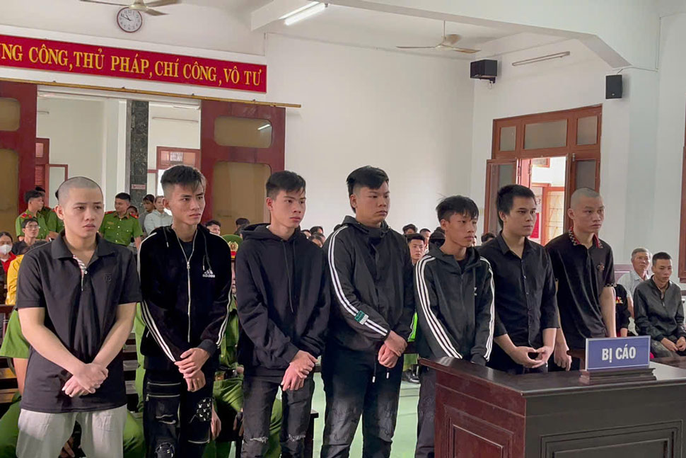 Nhóm thanh niên ở Phú Yên lĩnh án sau trận hỗn chiến. Ảnh: Thế Minh