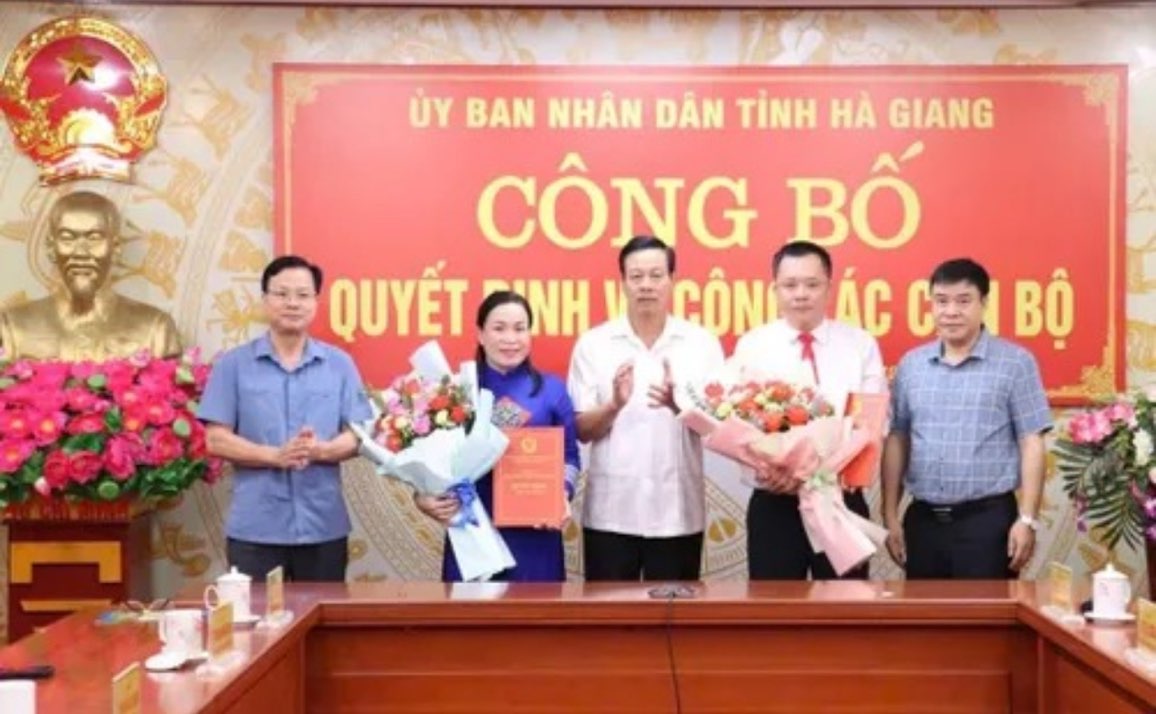 Ms. Chu Thi Ngoc Diep (2nd from left) - President of the Women's Union of Ha Giang province was transferred and appointed to hold the position of Head of the Provincial Ethnic Committee. Photo: Ha Giang Provincial People's Committee