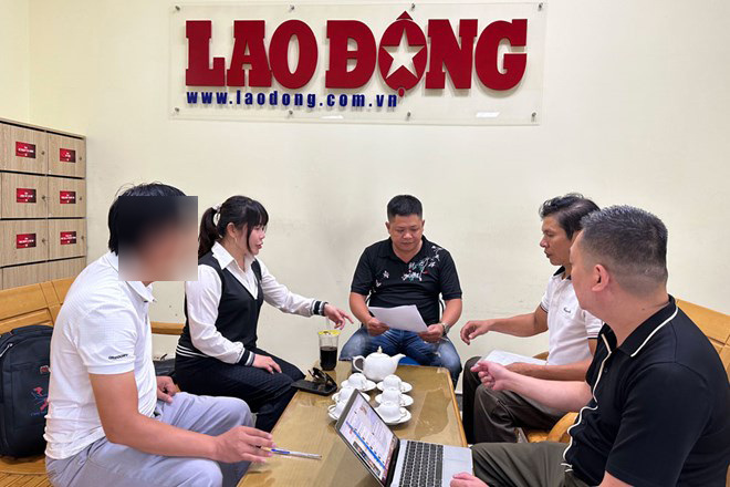 Workers came to Lao Dong Newspaper to report being scammed in labor export. Photo: Ha Anh