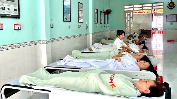 Khach hang thu nghiem san pham tai trung tam Ceragem. Anh: Ceragem Viet Nam