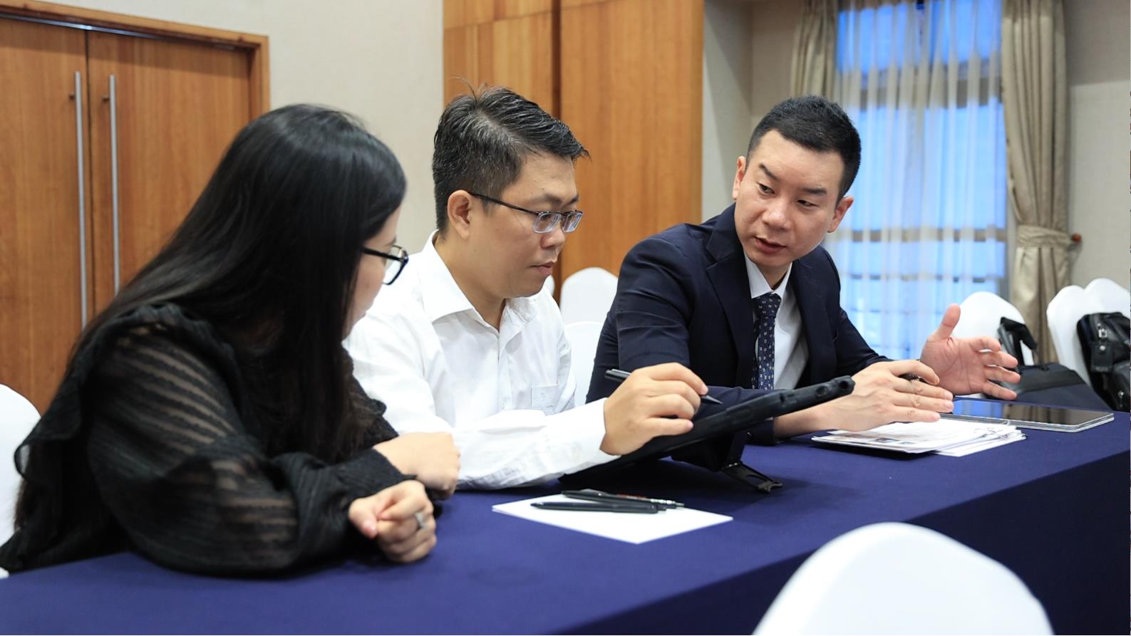 Ong Kim Byeong Gon (ngoai cung ben phai) – Tong giam doc cong ty Ceragem Viet Nam. Anh: Ceragem Viet Nam