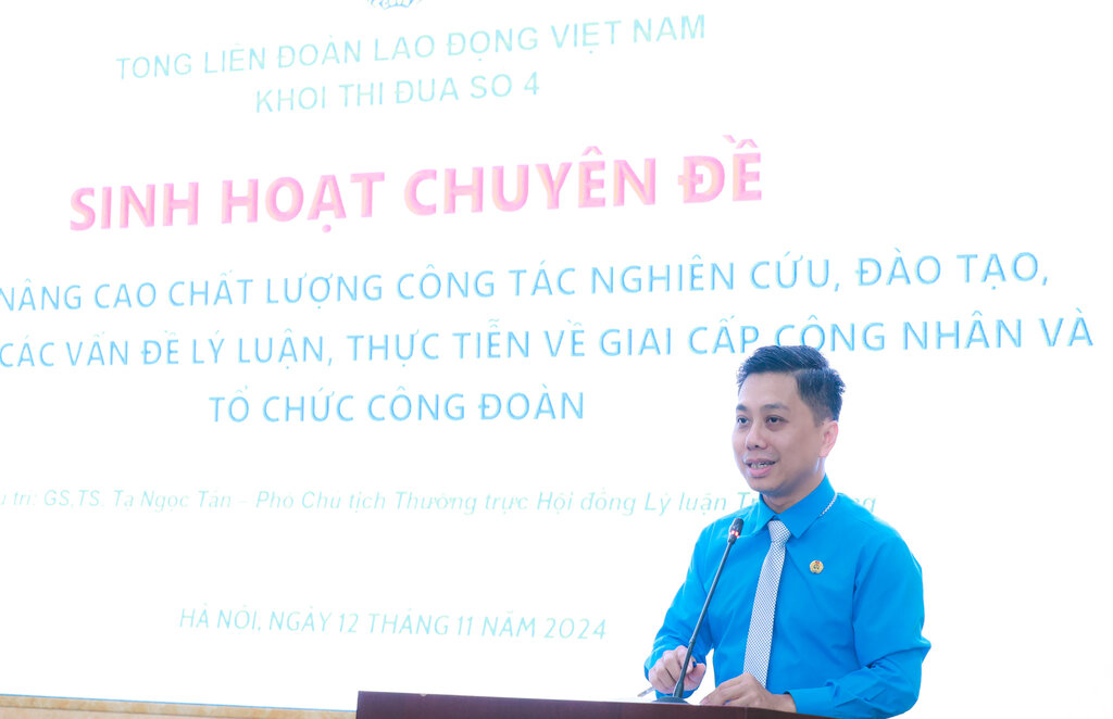 TS. Nhac Phan Linh, Pho Vien truong Vien Cong nhan Cong doan - don vi khoi truong Khoi thi dua so 4 phat bieu tai buoi sinh hoat chuyen de. Anh: Hai Nguyen