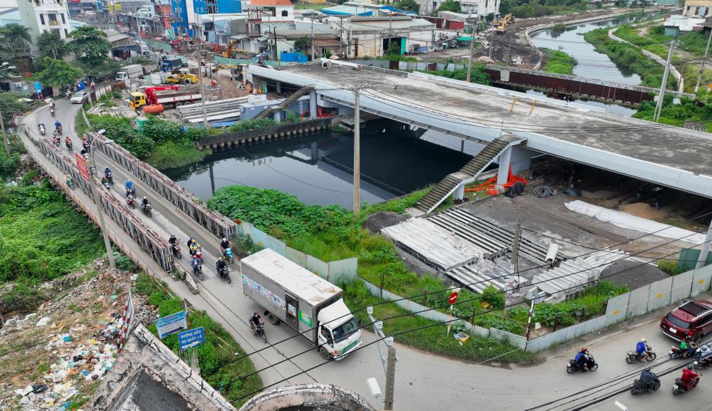 Tan Ky - Tan Quy bridge is currently stuck with an electric pole that has not been relocated. Photo: Anh Tu
