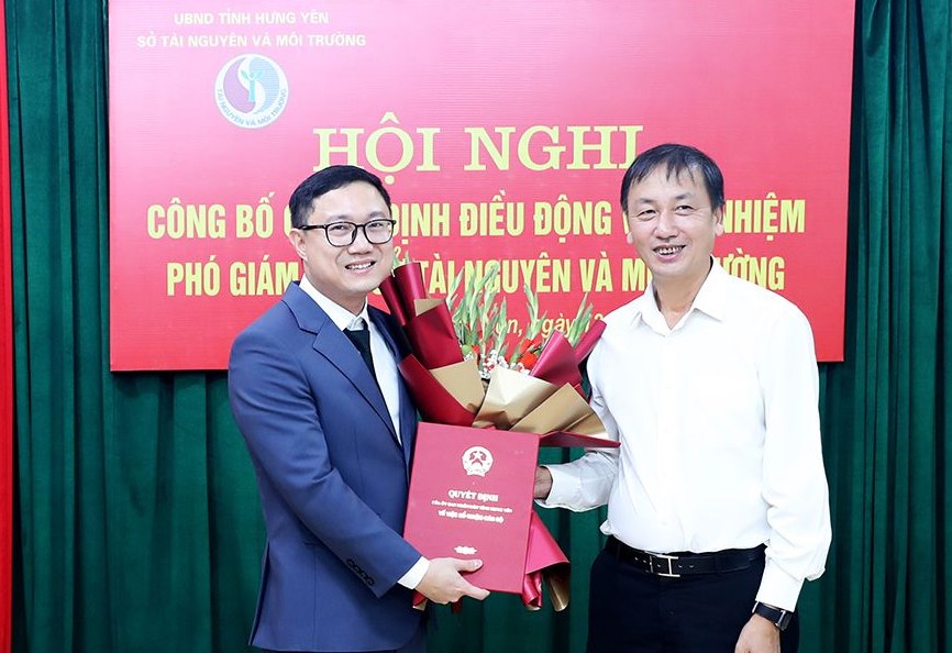 Vice Chairman of Hung Yen Provincial People's Committee Nguyen Hung Nam presents the appointment decision to Mr. Nguyen Duc Canh (left). Photo: Hung Yen Newspaper