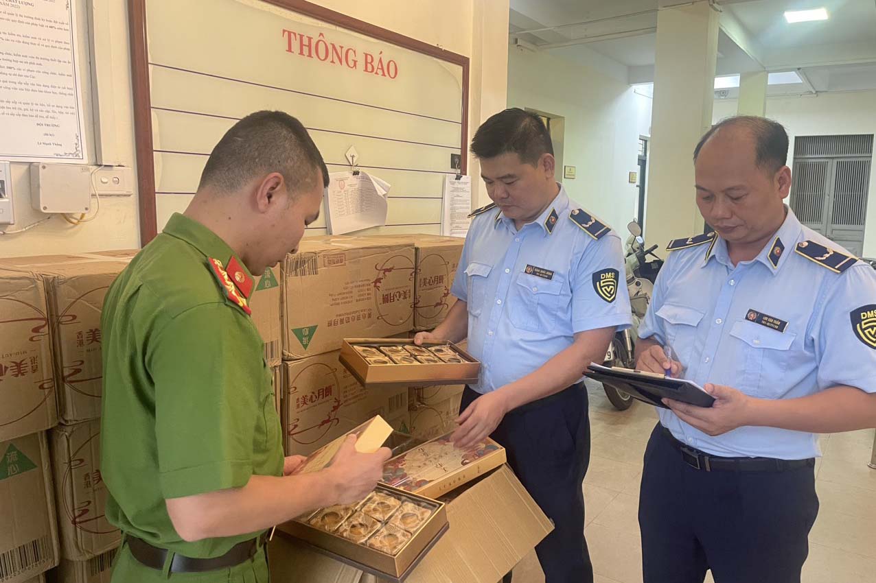 Ben canh viec tang cuong kiem soat, xu ly vi pham, cong tac tuyen truyen phong chong buon lau, hang gia va gian lan thuong mai cung duoc day manh. Anh: Cuc QLTT Ha Noi